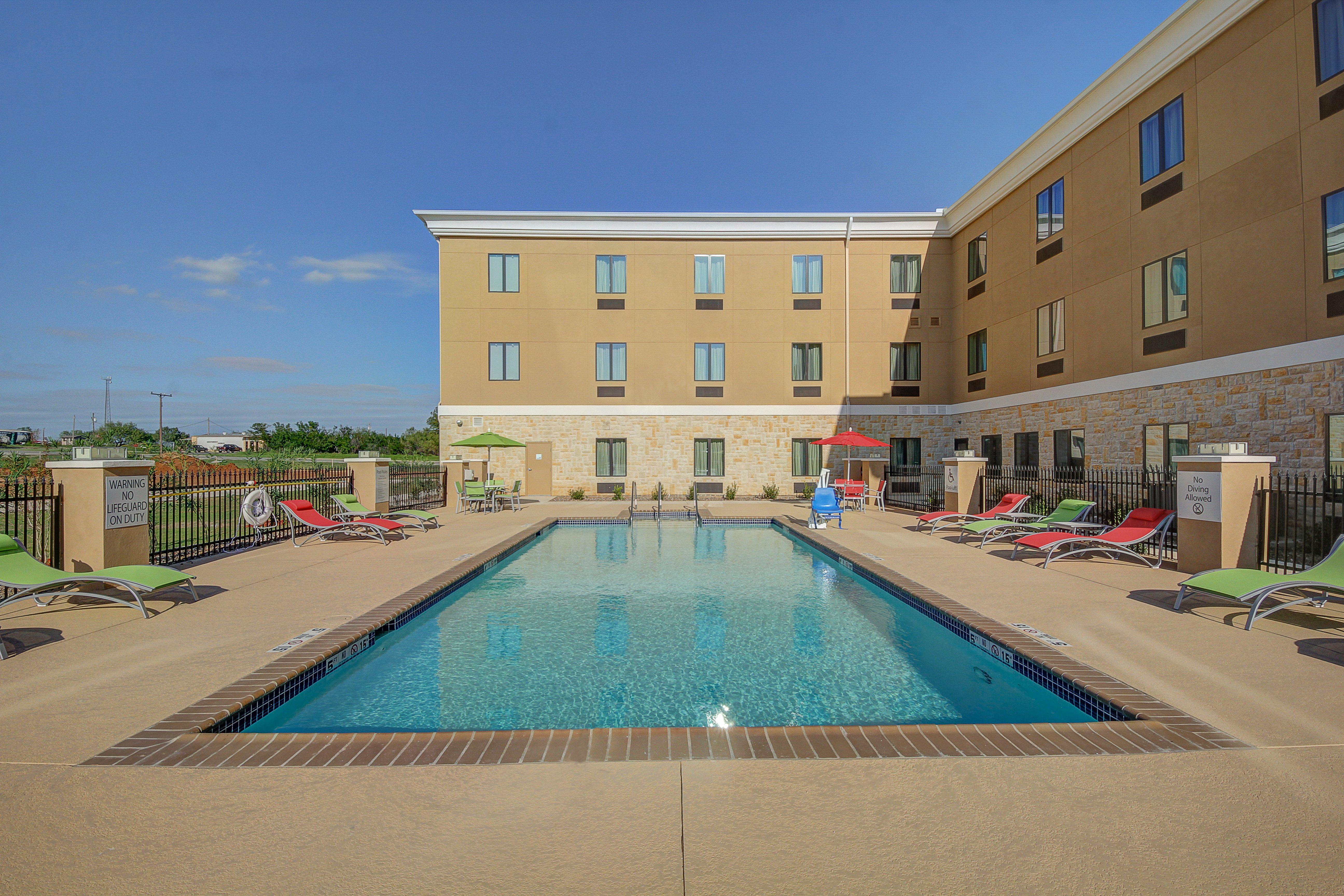 Holiday Inn Express Carrizo Springs Exterior photo